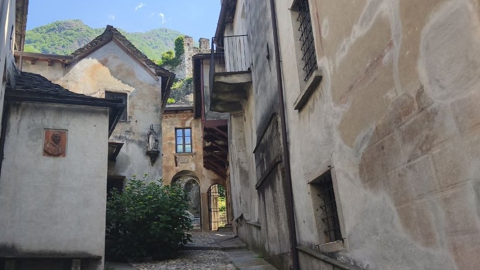 Strade Condivise: Il Fascino Medievale di Vogogna e la Conquista del Mottarone